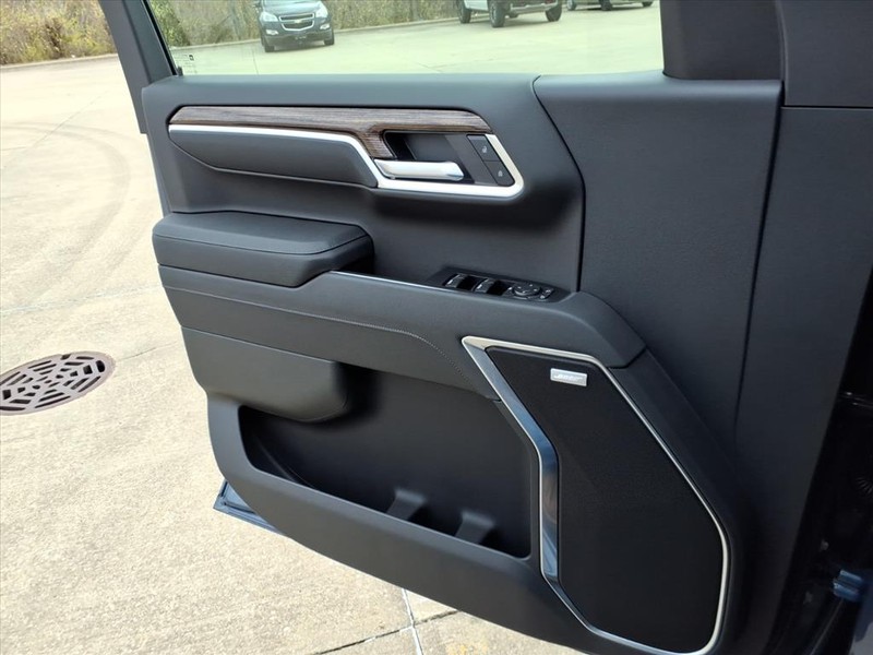 GMC Sierra 1500 Vehicle Full-screen Gallery Image 15