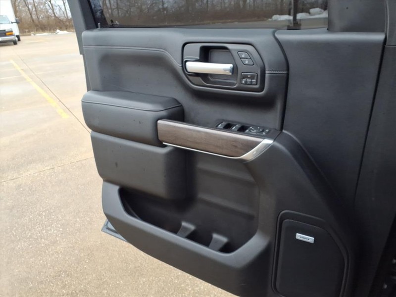 Chevrolet Silverado 1500 Vehicle Full-screen Gallery Image 19