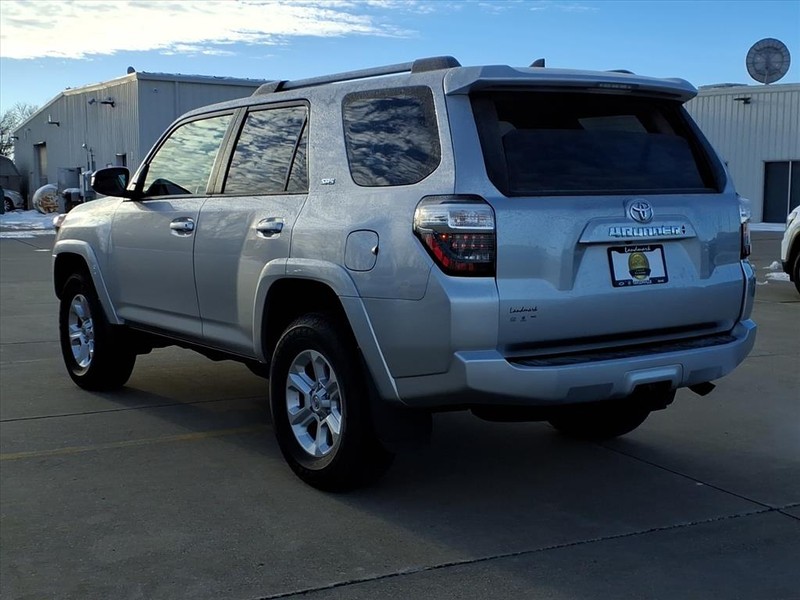 Toyota 4Runner Vehicle Full-screen Gallery Image 3