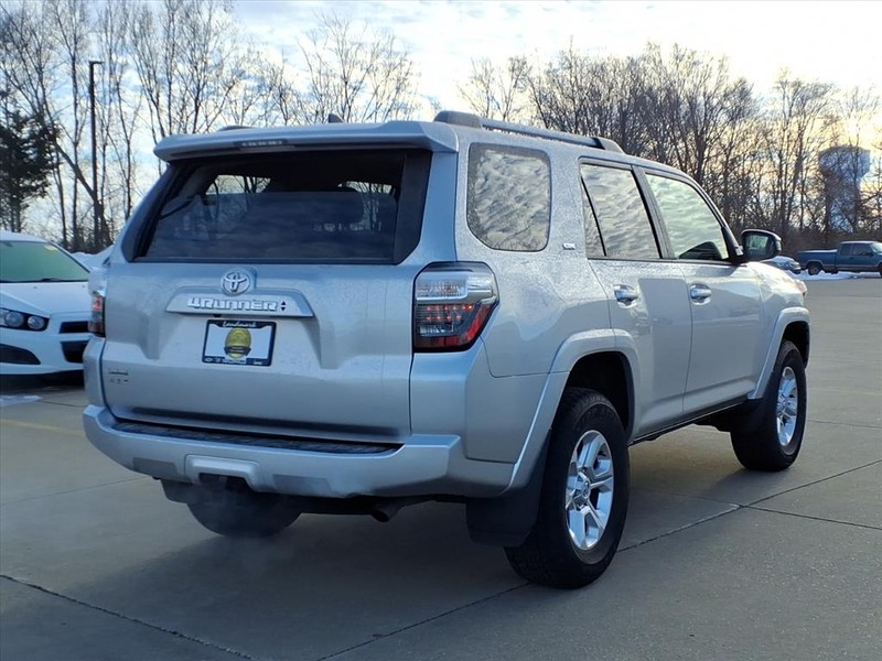 Toyota 4Runner Vehicle Full-screen Gallery Image 4