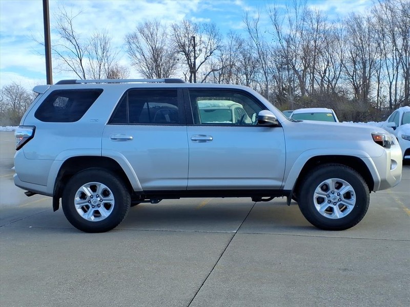 Toyota 4Runner Vehicle Full-screen Gallery Image 5