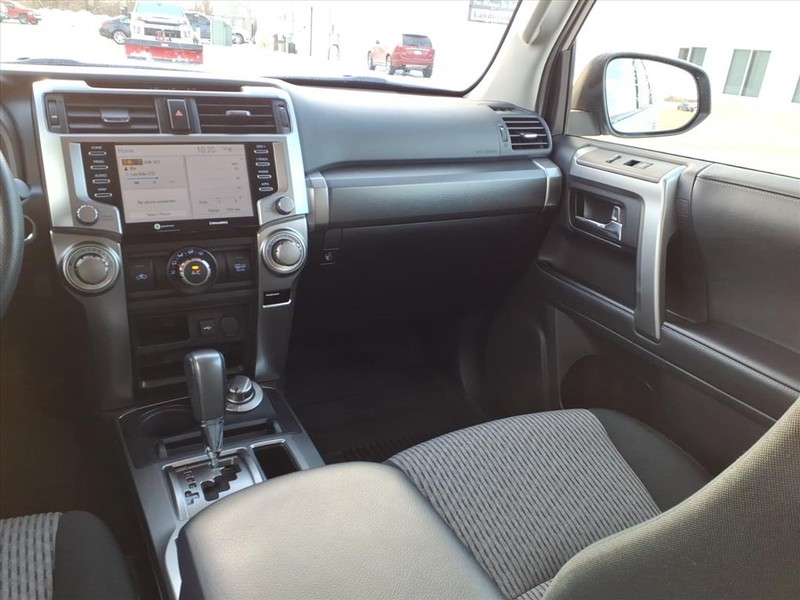 Toyota 4Runner Vehicle Full-screen Gallery Image 10