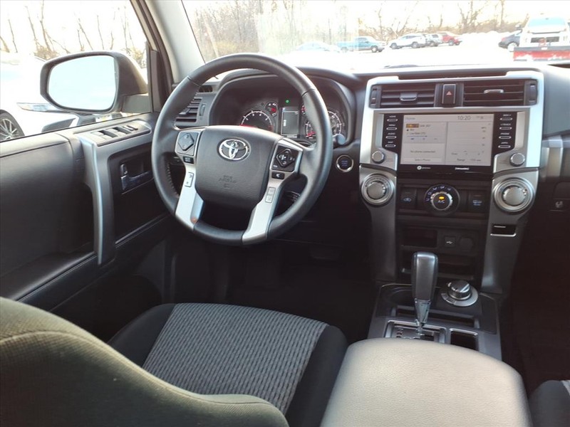Toyota 4Runner Vehicle Full-screen Gallery Image 11