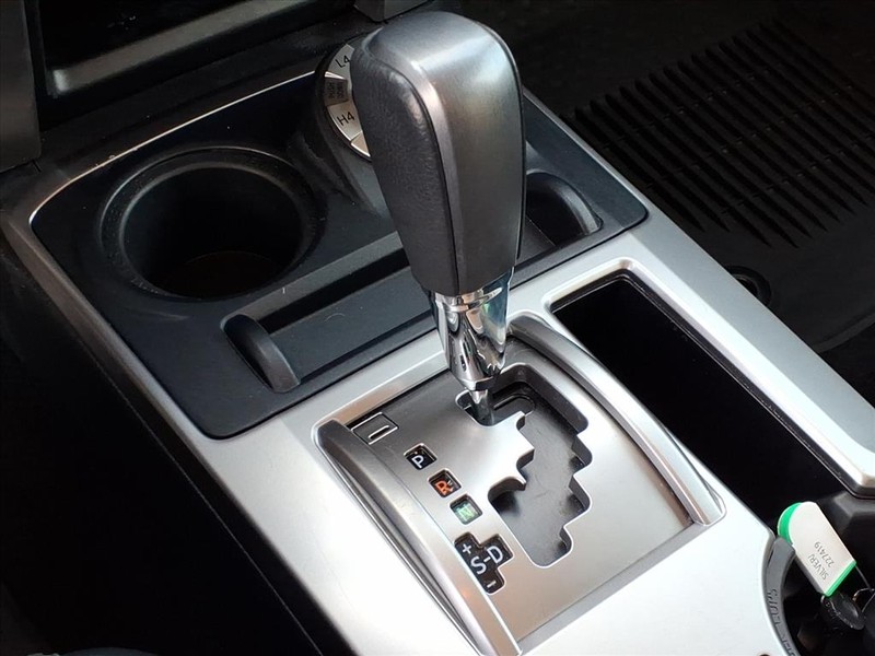 Toyota 4Runner Vehicle Full-screen Gallery Image 15