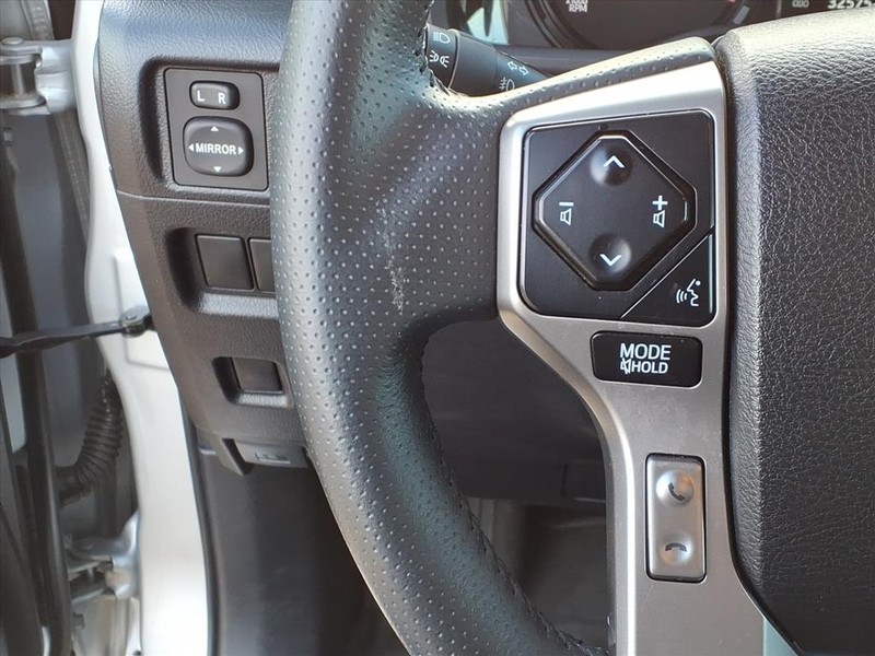 Toyota 4Runner Vehicle Full-screen Gallery Image 17