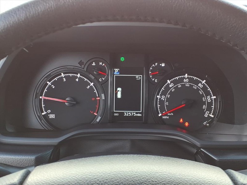 Toyota 4Runner Vehicle Full-screen Gallery Image 19