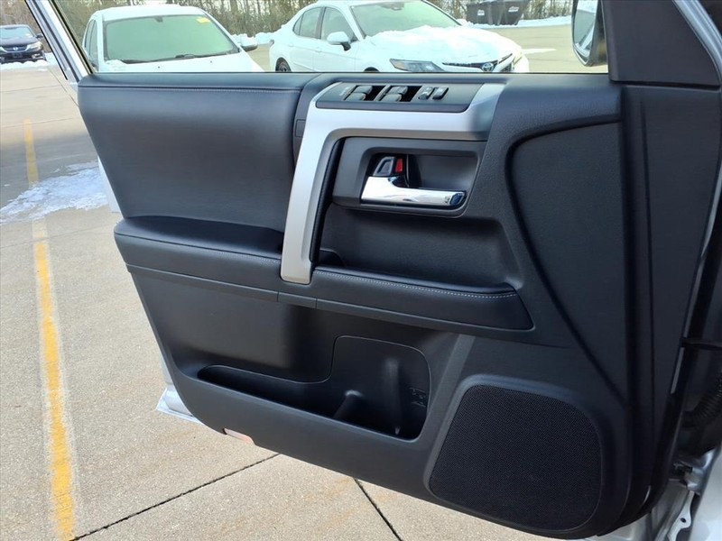 Toyota 4Runner Vehicle Full-screen Gallery Image 21