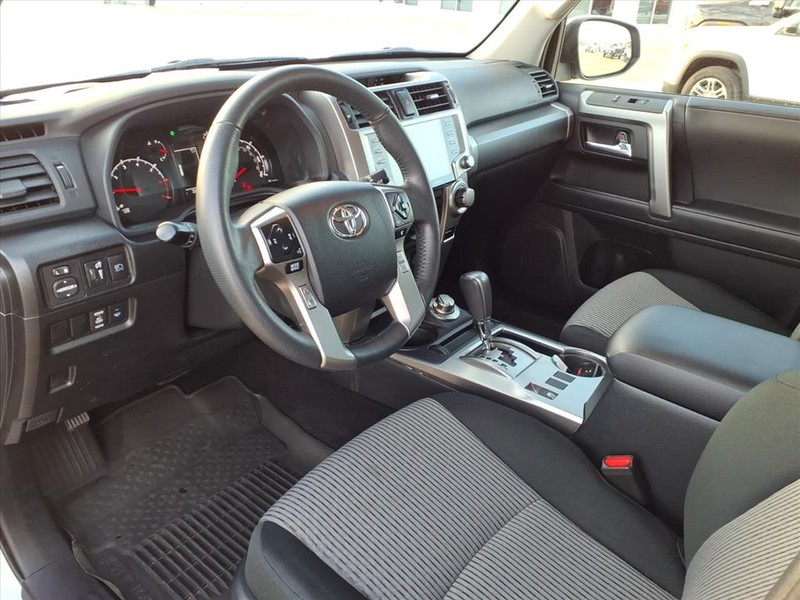 Toyota 4Runner Vehicle Full-screen Gallery Image 22