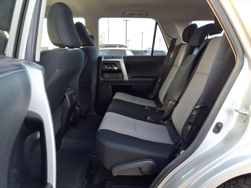 Toyota 4Runner Vehicle Full-screen Gallery Image 23