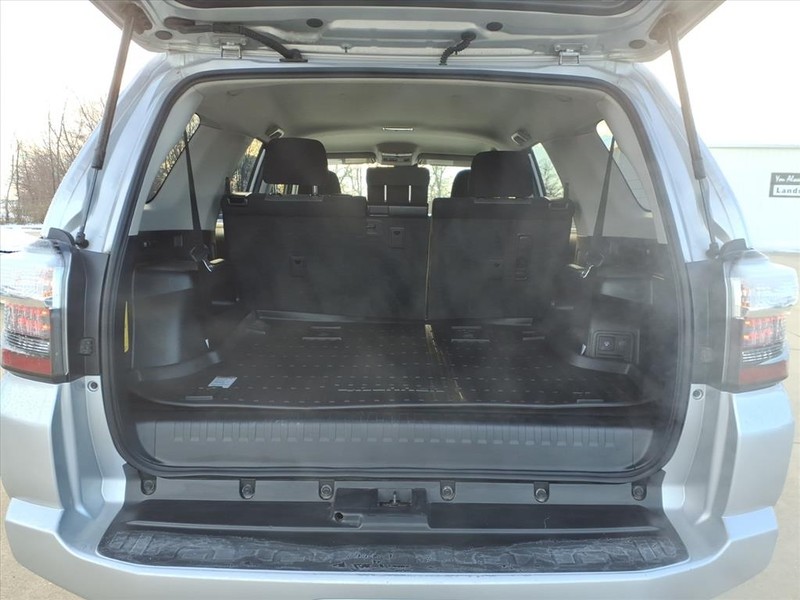 Toyota 4Runner Vehicle Full-screen Gallery Image 24