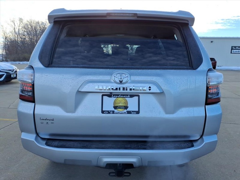 Toyota 4Runner Vehicle Full-screen Gallery Image 25