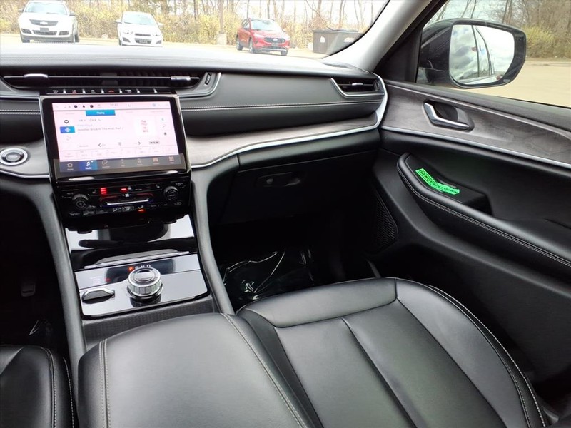 Jeep Grand Cherokee Vehicle Full-screen Gallery Image 10