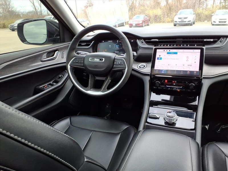 Jeep Grand Cherokee Vehicle Full-screen Gallery Image 11