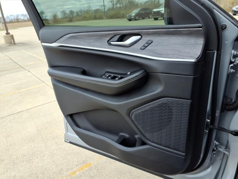 Jeep Grand Cherokee Vehicle Full-screen Gallery Image 19