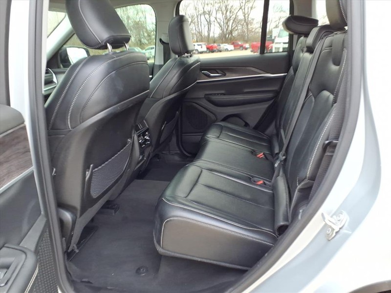 Jeep Grand Cherokee Vehicle Full-screen Gallery Image 22