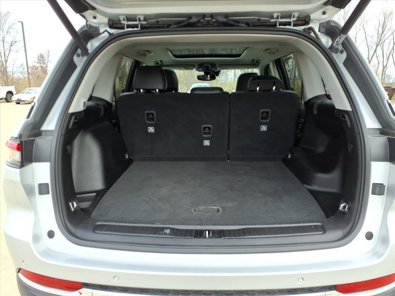 Jeep Grand Cherokee Vehicle Full-screen Gallery Image 23