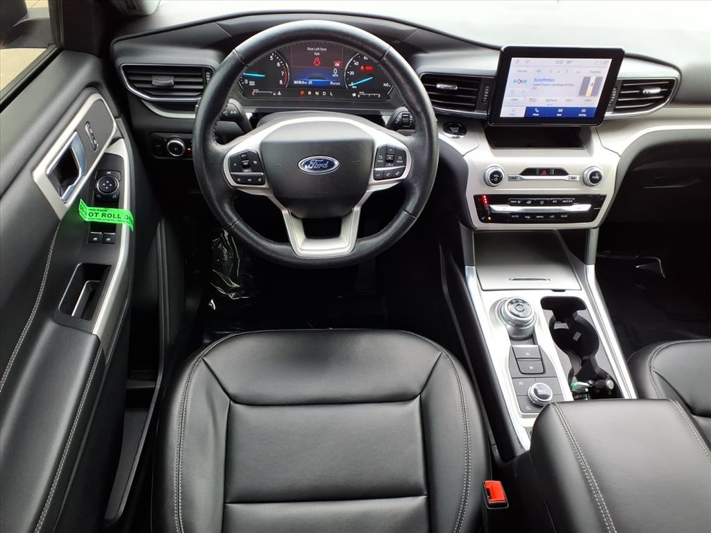 Ford Explorer Vehicle Full-screen Gallery Image 09