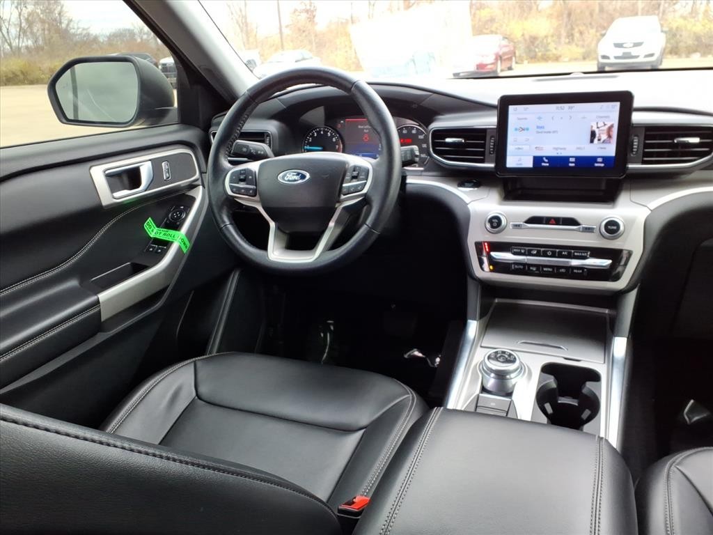 Ford Explorer Vehicle Full-screen Gallery Image 11