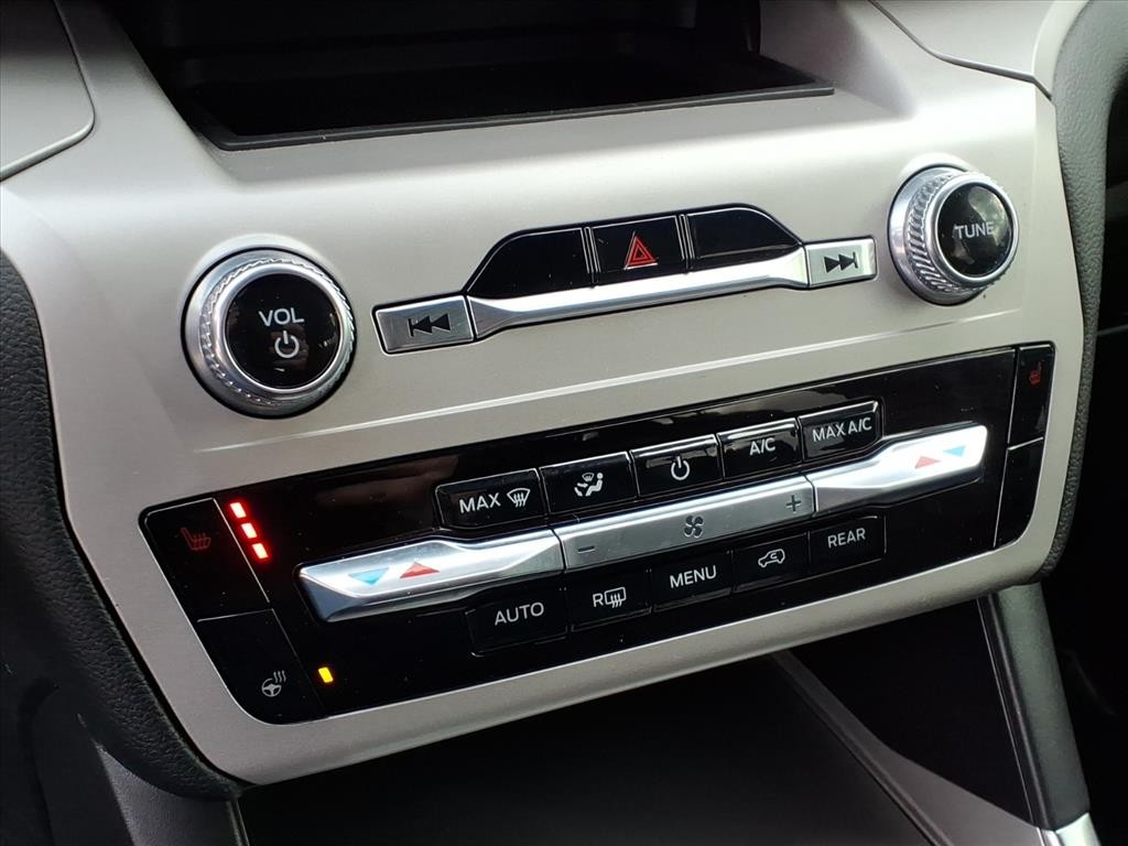 Ford Explorer Vehicle Full-screen Gallery Image 14