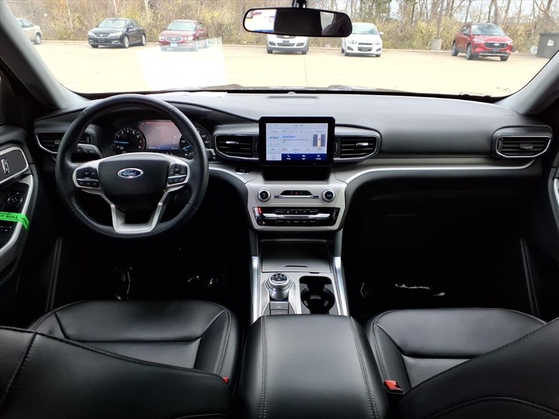 Ford Explorer Vehicle Full-screen Gallery Image 8