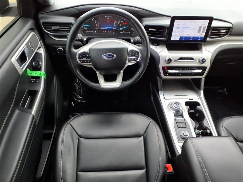 Ford Explorer Vehicle Full-screen Gallery Image 9