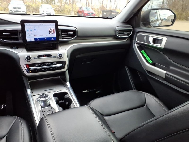 Ford Explorer Vehicle Full-screen Gallery Image 10