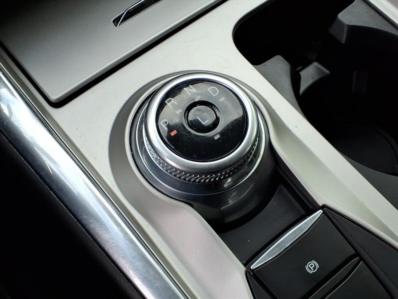 Ford Explorer Vehicle Full-screen Gallery Image 15