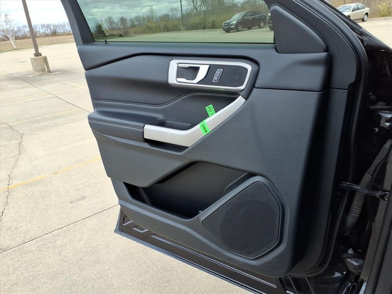 Ford Explorer Vehicle Full-screen Gallery Image 21