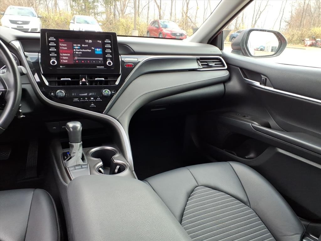 Toyota Camry Vehicle Full-screen Gallery Image 10