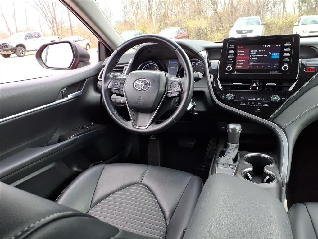 Toyota Camry Vehicle Full-screen Gallery Image 11