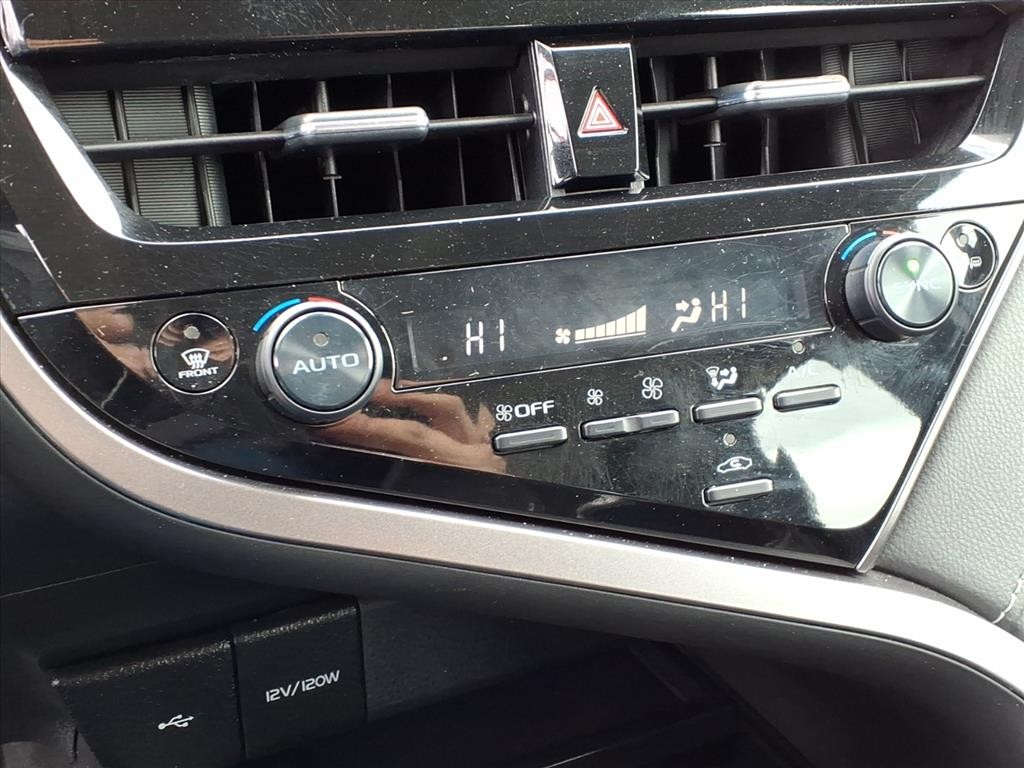 Toyota Camry Vehicle Full-screen Gallery Image 14