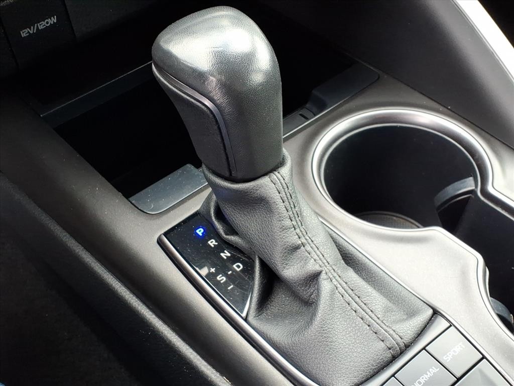 Toyota Camry Vehicle Full-screen Gallery Image 15