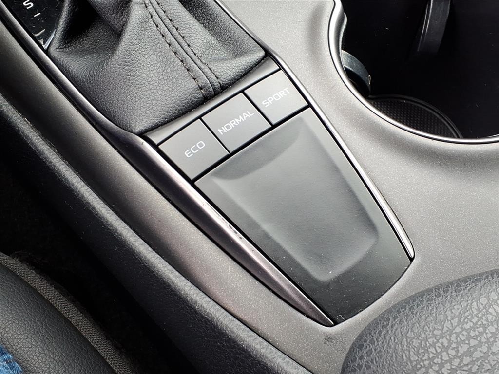 Toyota Camry Vehicle Full-screen Gallery Image 16