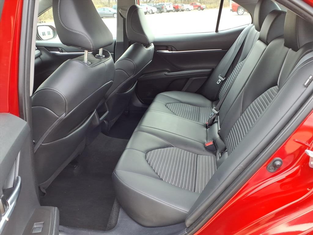 Toyota Camry Vehicle Full-screen Gallery Image 22