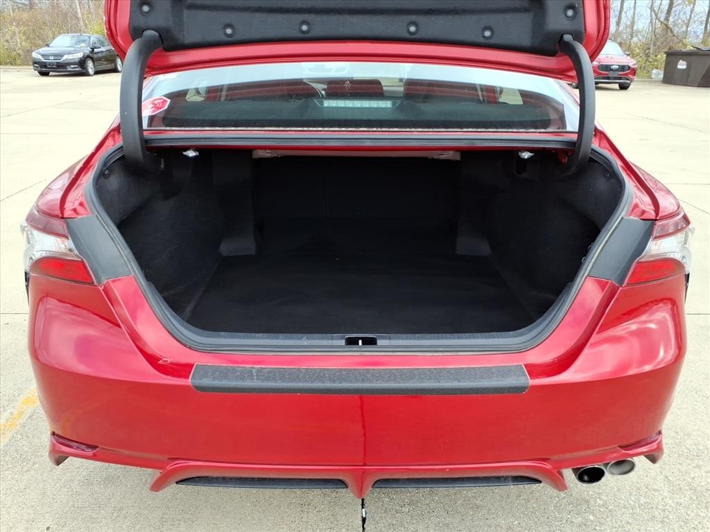 Toyota Camry Vehicle Full-screen Gallery Image 23