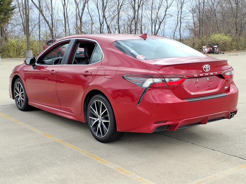 Toyota Camry Vehicle Full-screen Gallery Image 3