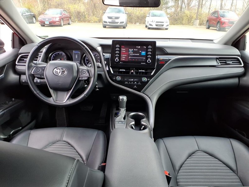 Toyota Camry Vehicle Full-screen Gallery Image 8