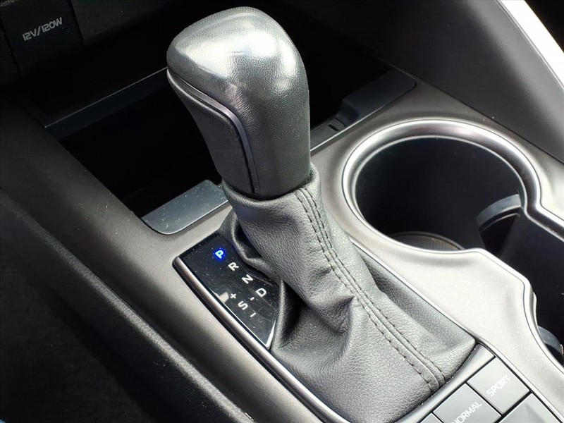 Toyota Camry Vehicle Full-screen Gallery Image 15