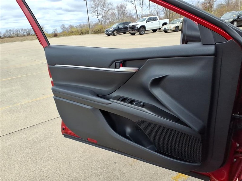 Toyota Camry Vehicle Full-screen Gallery Image 20