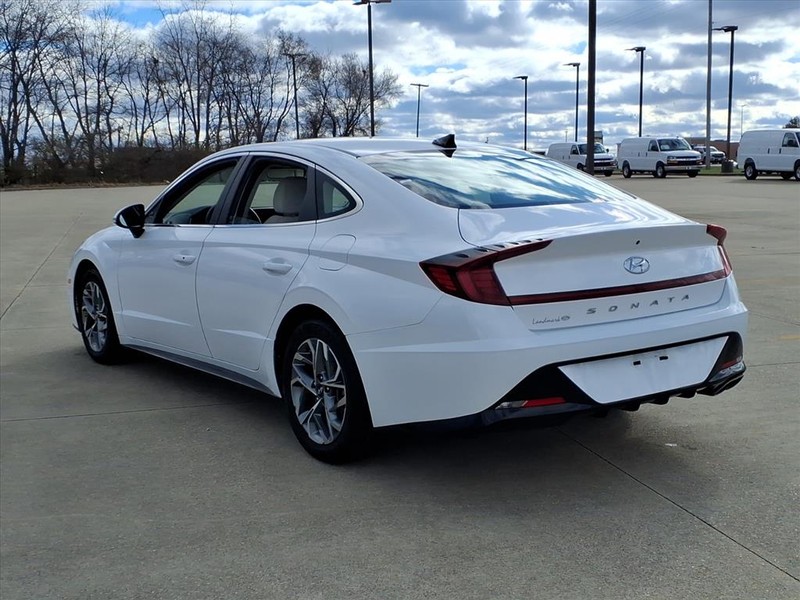 Hyundai Sonata Vehicle Full-screen Gallery Image 3