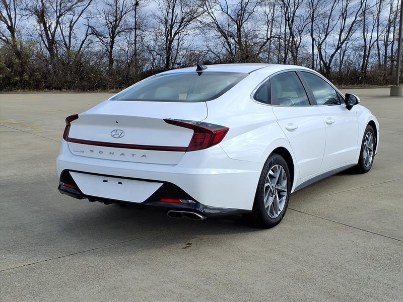 Hyundai Sonata Vehicle Full-screen Gallery Image 4