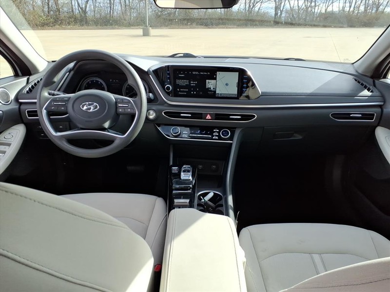 Hyundai Sonata Vehicle Full-screen Gallery Image 8