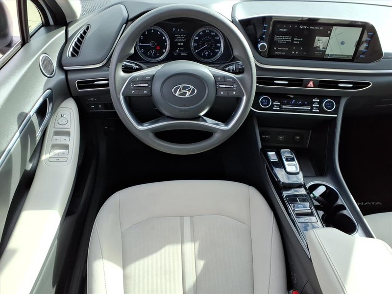 Hyundai Sonata Vehicle Full-screen Gallery Image 9