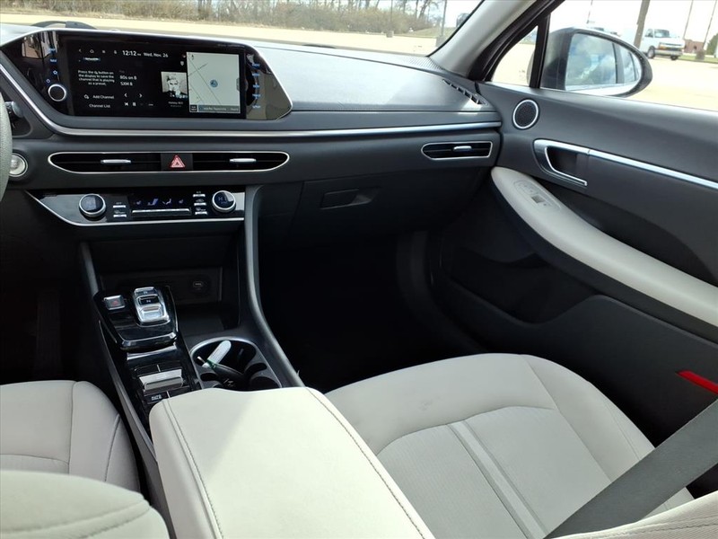 Hyundai Sonata Vehicle Full-screen Gallery Image 10