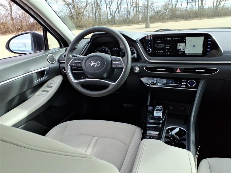 Hyundai Sonata Vehicle Full-screen Gallery Image 11