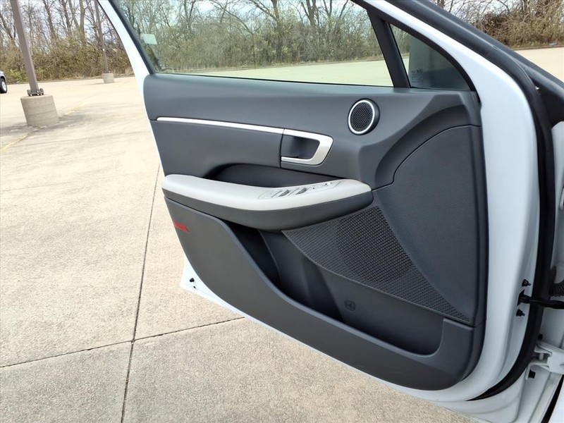 Hyundai Sonata Vehicle Full-screen Gallery Image 20