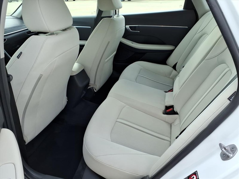 Hyundai Sonata Vehicle Full-screen Gallery Image 22