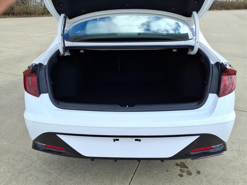 Hyundai Sonata Vehicle Full-screen Gallery Image 23