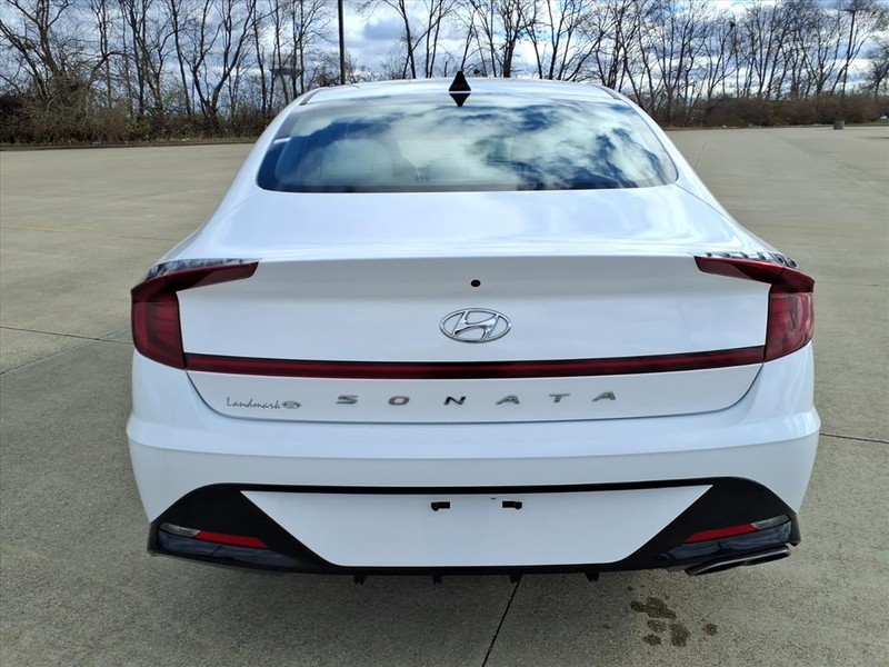 Hyundai Sonata Vehicle Full-screen Gallery Image 24