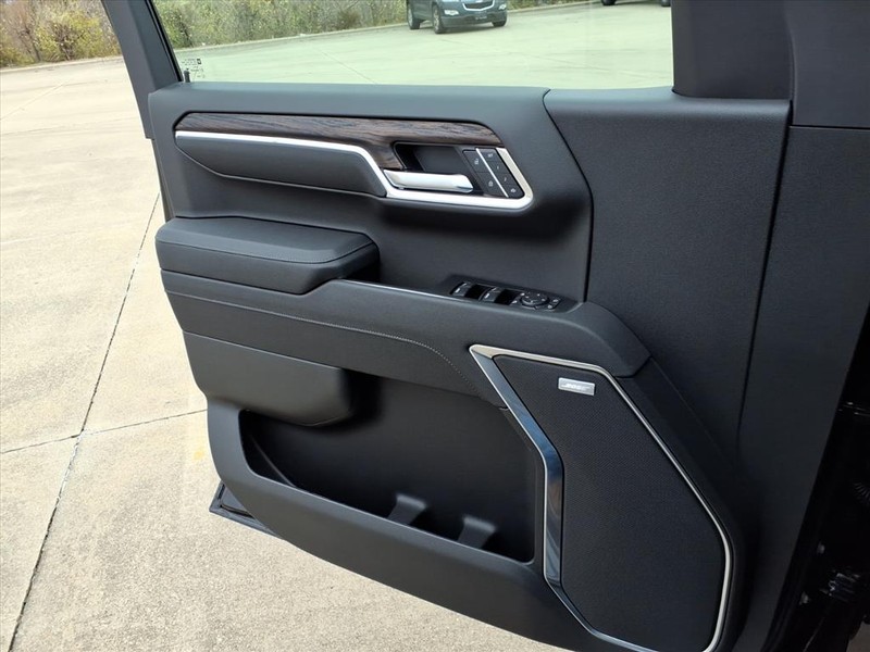 GMC Sierra 1500 Vehicle Full-screen Gallery Image 16